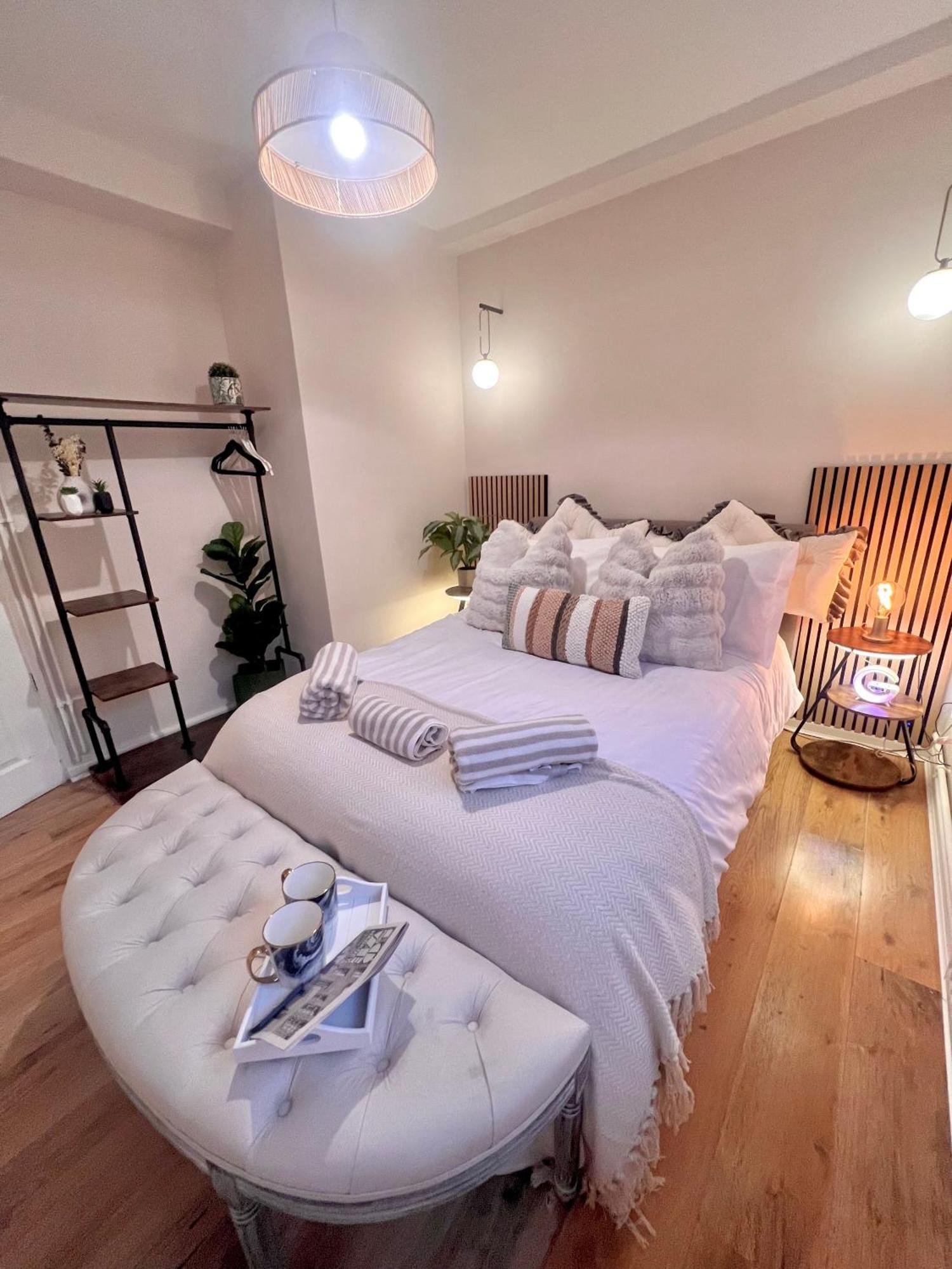 Apartment 3 Minutes To Tower Of Trendy Shoreditch Recently Refurbished 3 Bedrooms Sleeps 8 London